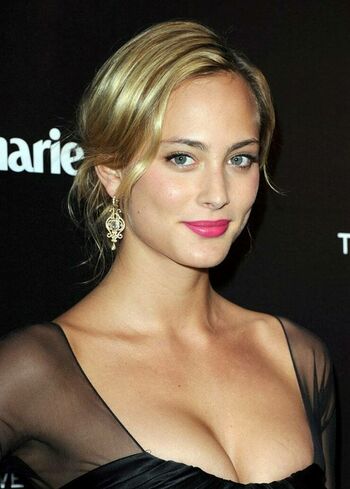 Nora Arnezeder